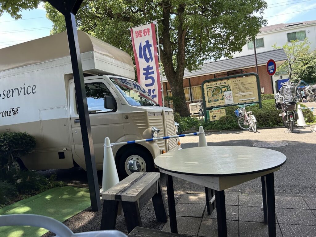 正門近くキッチンカーと休憩スペース
