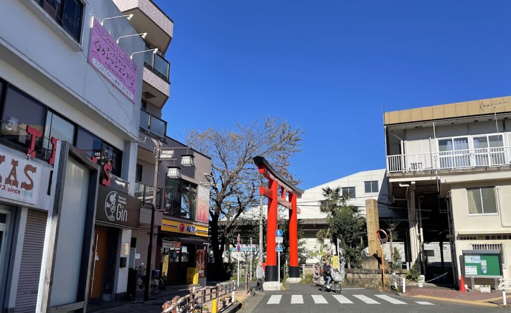 東伏見駅前の鳥居