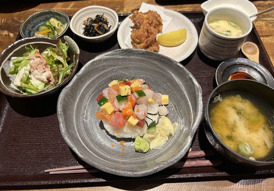 ばらちらし寿司とチキンカツ御膳