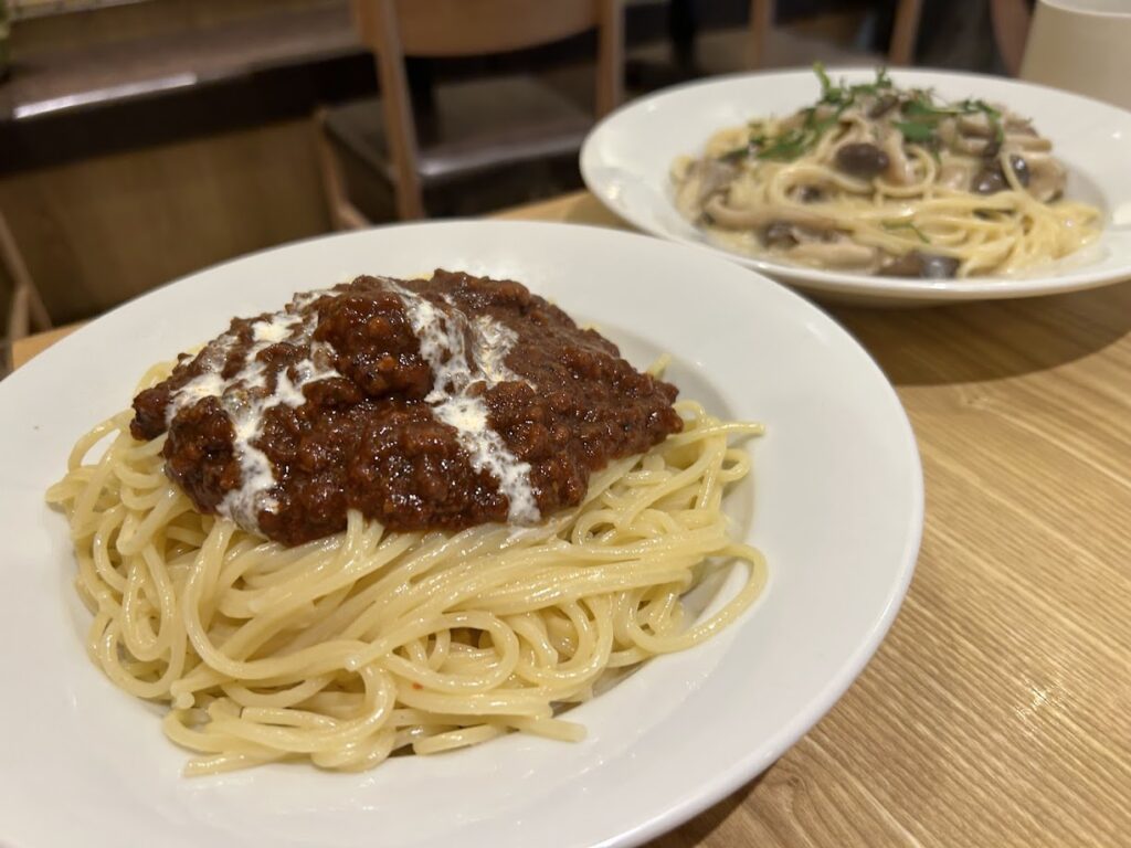 注文したミートソースとキノコのクリームパスタ
