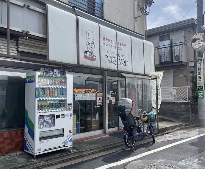 ベルナールハラ外観
