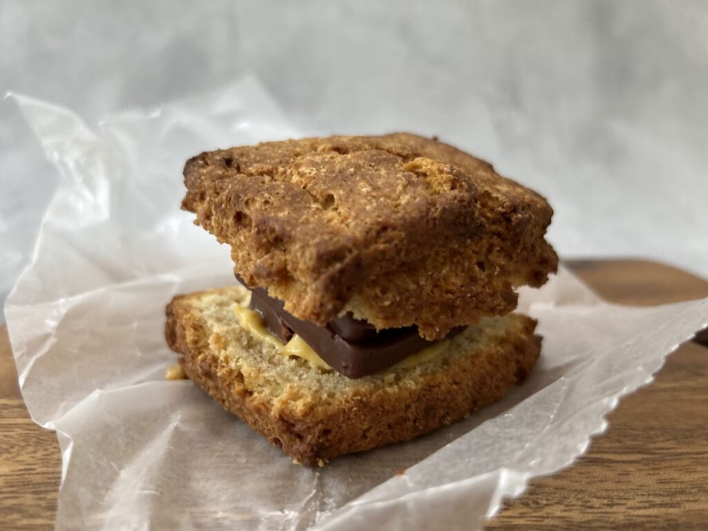 プラリネノワゼットチョコレートガナッシュスコーンサンド