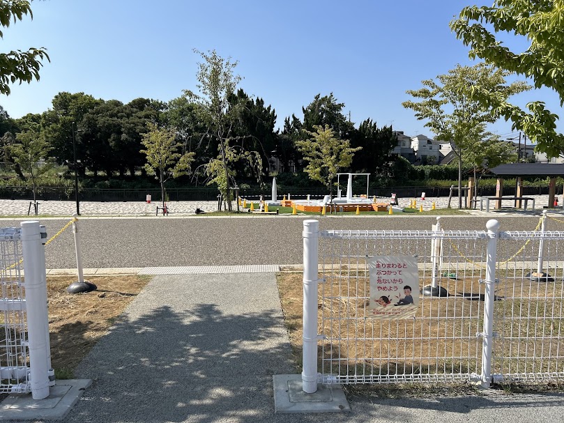 アルケーと遊具広場の距離感