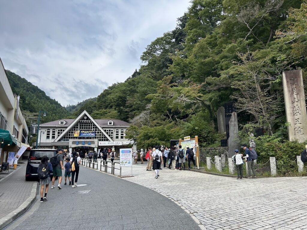 ケーブルカーとリフト乗り場