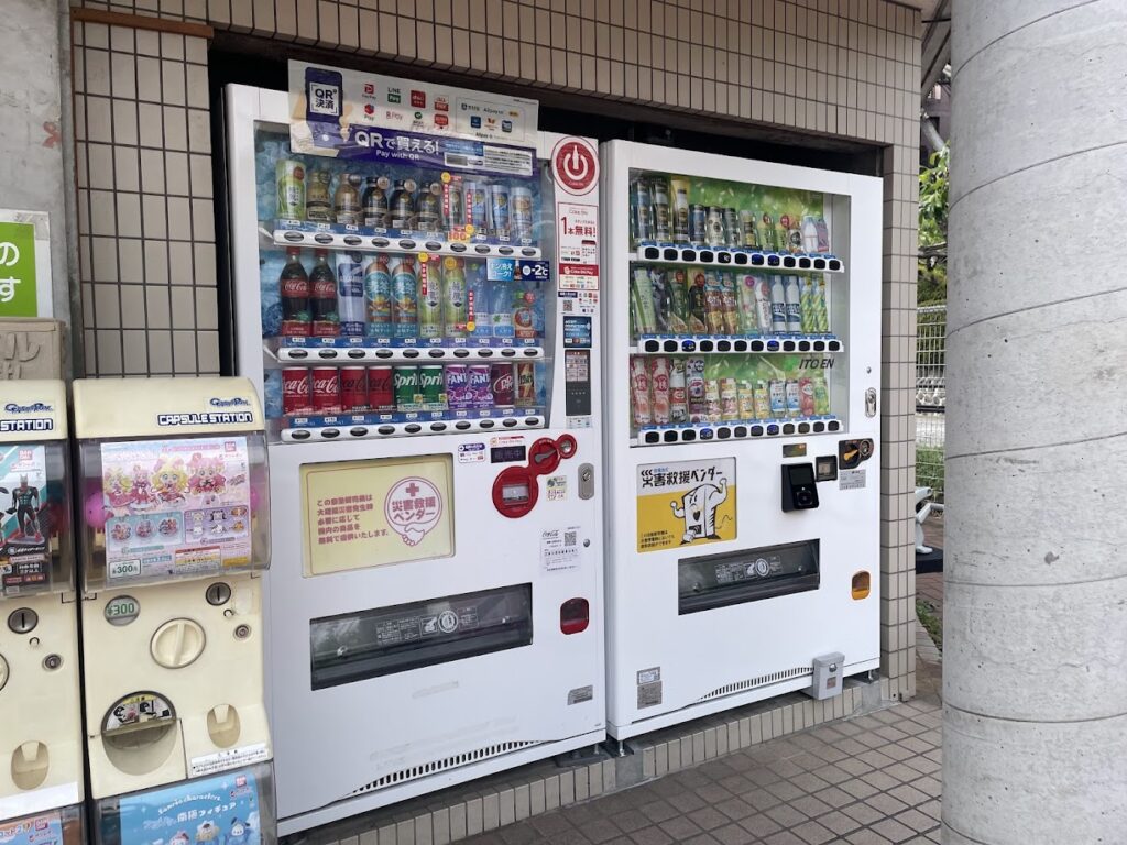 売店前に自販機あり