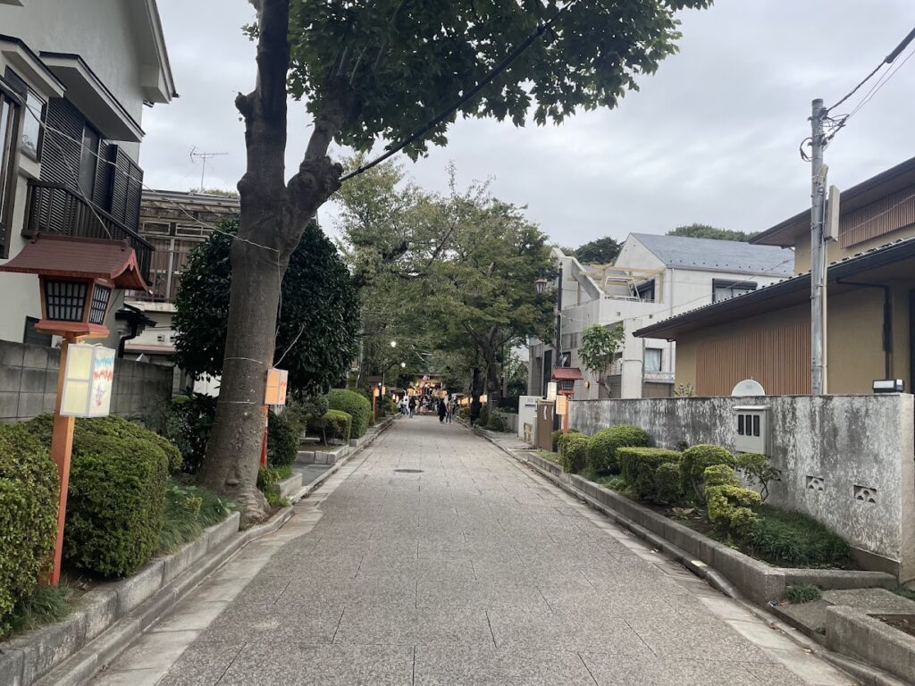 行燈の飾り付けのある参道
