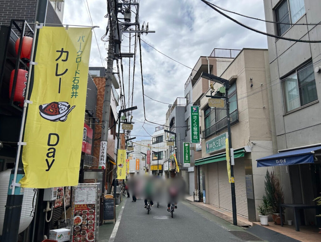 カレーDayののぼりと商店街