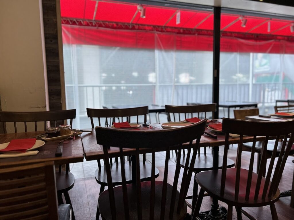 店内の様子(奥がテラス席)