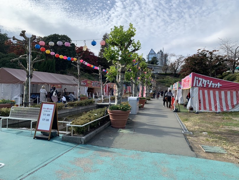 夕陽の縁日通り