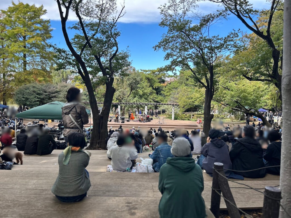 観客席後方から