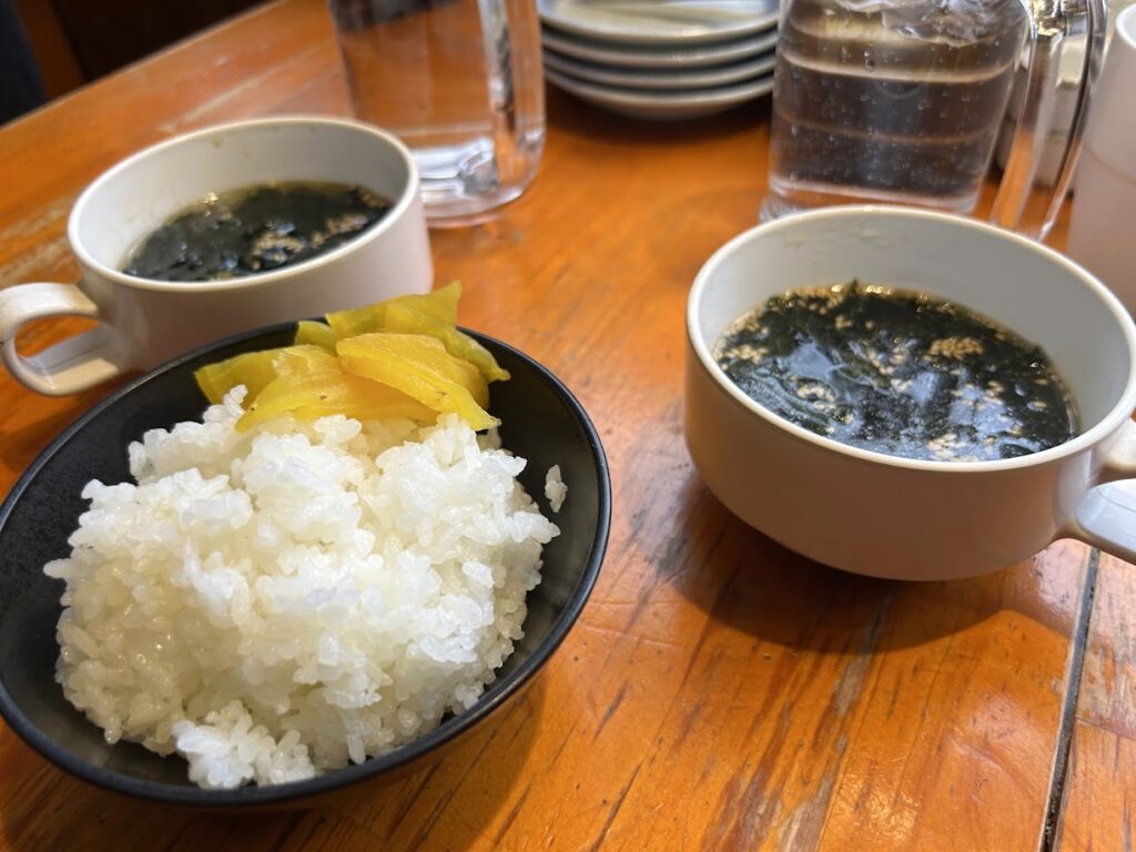 ごはんとワカメスープ