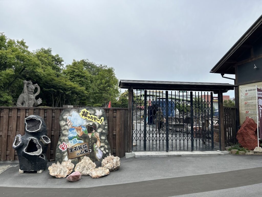 信玄遺跡発掘コースが柵の奥
