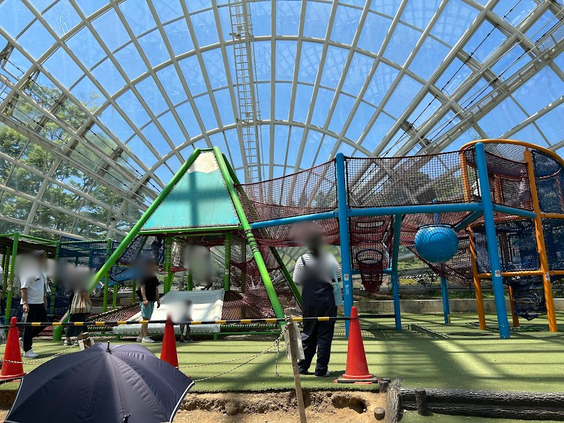 公園内わんぱくドーム