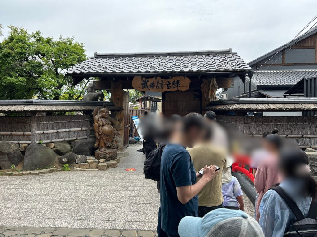 オープン前の列
