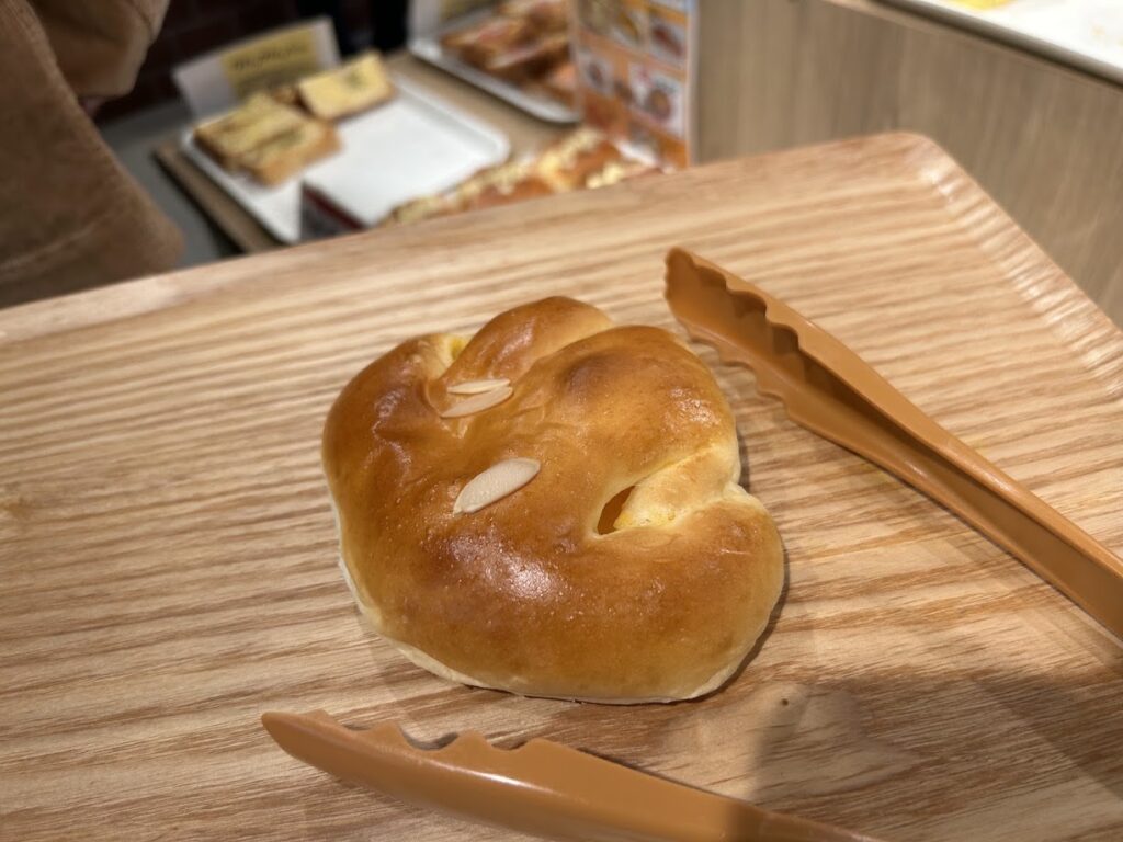 トレイ上のクリームパン