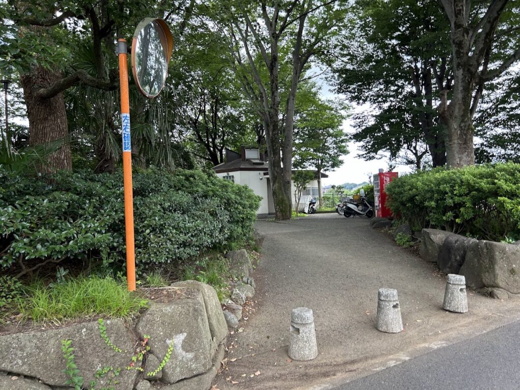 公園すぐにお手洗い・飲料自販機あり