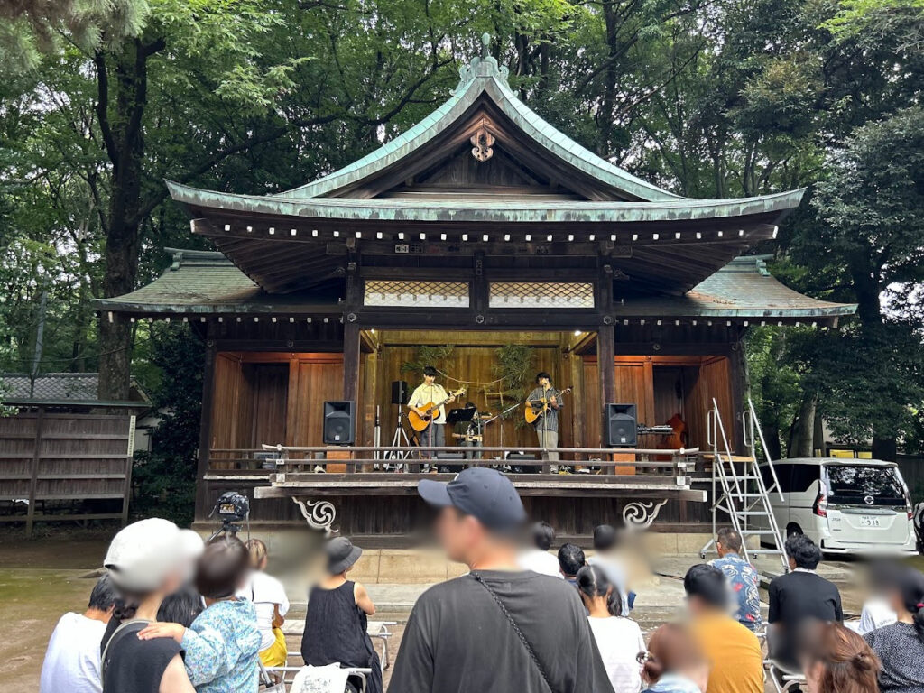 神楽殿ライブの様子