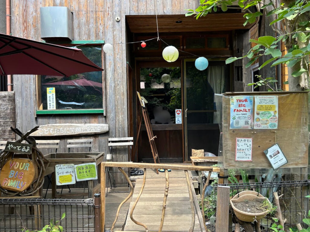 川沿いのお店