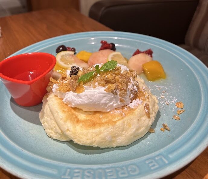 フレッシュ桃とマンゴーのちいさな冷やしパンケーキ
