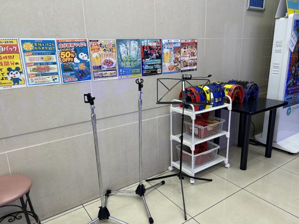備品(スタンドマイクやタンバリン、マラカス)