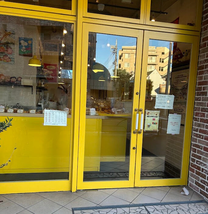 『ヌクムクパントリー中村橋店』の外観。レンガの建物に黄色い窓枠が目印です。