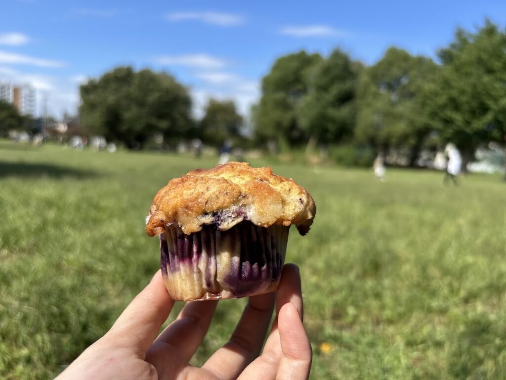 みかづきベーカリーの商品と公園