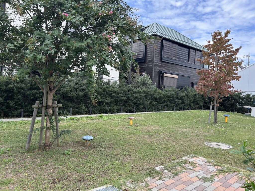 目の前の緑地