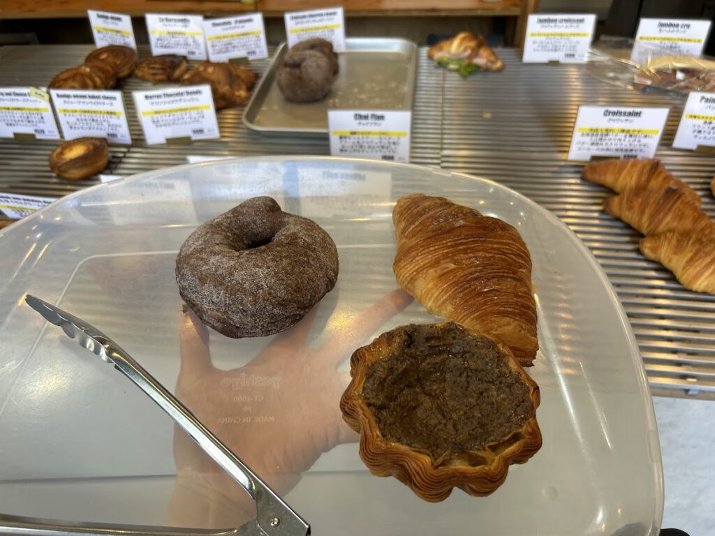 セルフでトレーに取るスタイル。左からクロワッサンチョコドーナツ、クロワッサン、チャイフラン。