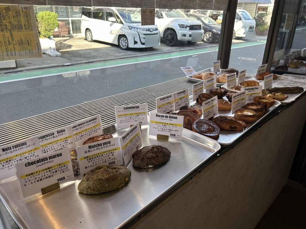 窓際に並ぶパン。訪問時はショコラマロンや抹茶ゆずなどのハード系も並んでいました。