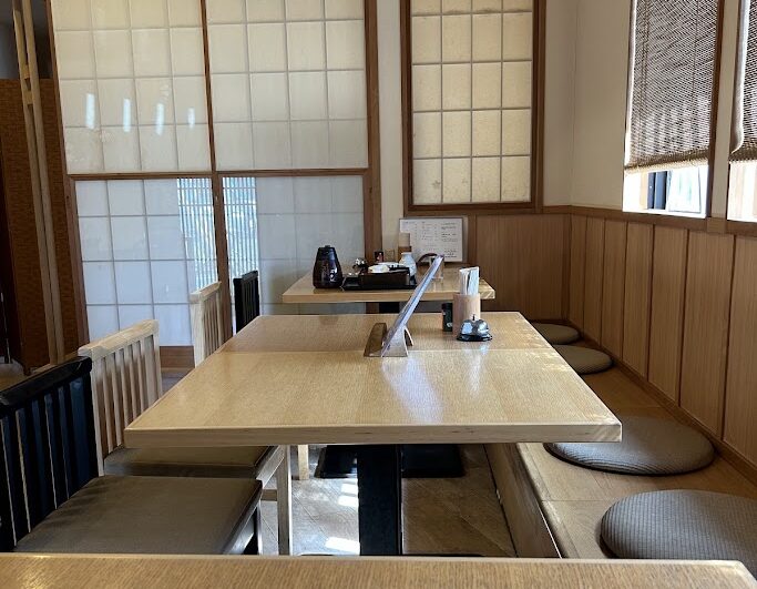 店内の様子（テーブル席）