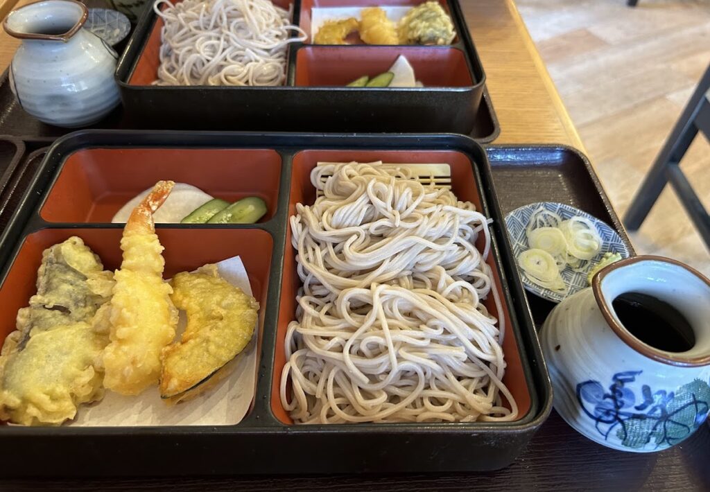 井草ランチ（せいろ）900円。天ぷらとお漬物のセットでした。