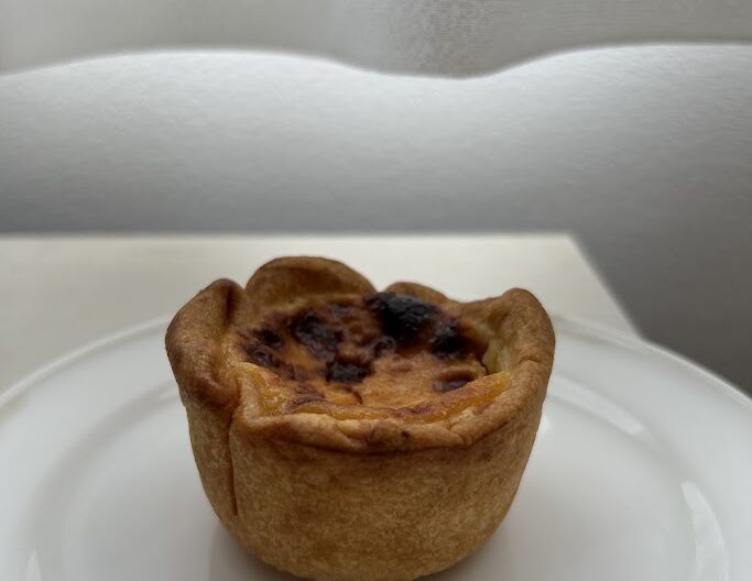 エッグタルト。表面のこげ目が目印です。